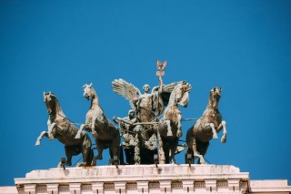 rome-italy-great-bronze-quadriga-on-summit-of-pa-2021-08-29-04-28-15-utc