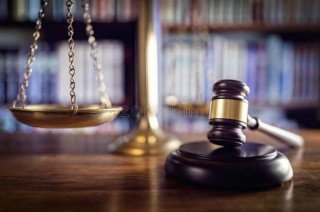 gavel-bilancia-della-giustizia-e-libri-di-legge-66558437